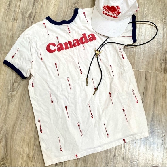 Roots CANADA Tshirt w maple 🍁 leaf & cabin cottage vibe - Picture 3 of 12